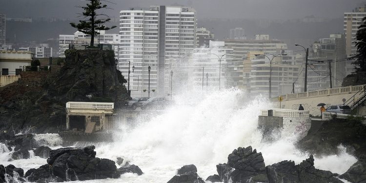 Nuevo aviso de marejadas a contar de este sábado en las costas del país