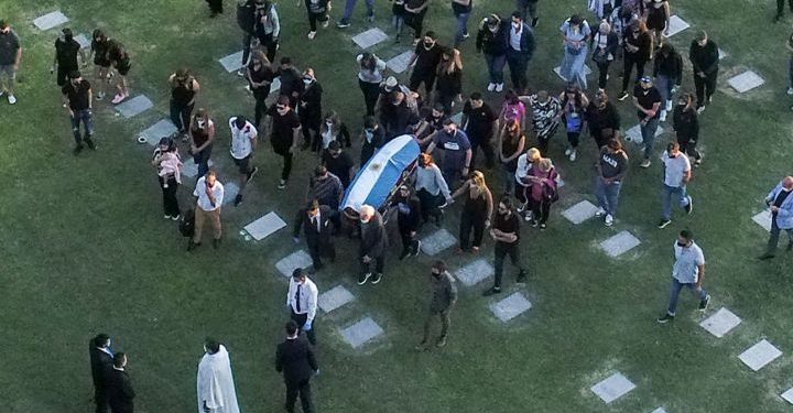Maradona ya descansa en el Cementerio Bella Vista de Buenos Aires