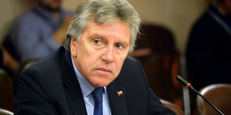 Asociaciones de abogados y funcionarios del CDE expresaron su molestia por designación de Alberto Espina como consejero