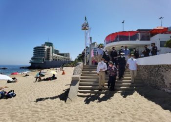 Caleta Abarca se convierte en la primera playa de Viña del Mar habilitada para el nado en esta temporada
