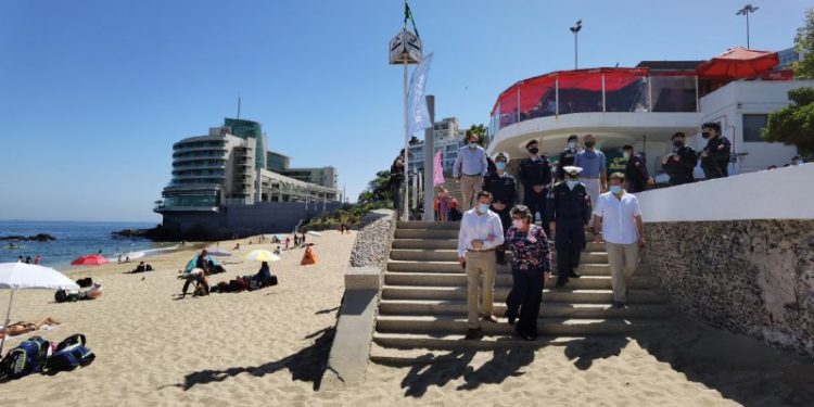 Caleta Abarca se convierte en la primera playa de Viña del Mar habilitada para el nado en esta temporada