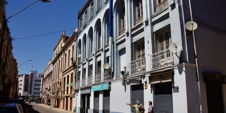 Con intervención en edificios patrimoniales de calle Cochrane comenzó proyecto para recuperar fachadas en Barrio Puerto de Valparaíso