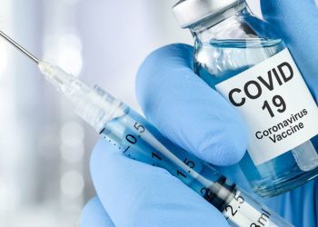 Vacuna COVID-19: infectólogo llama a la prudencia y enfatiza que antes de seis meses o un año es difícil que en Chile esté disponible una en forma masiva