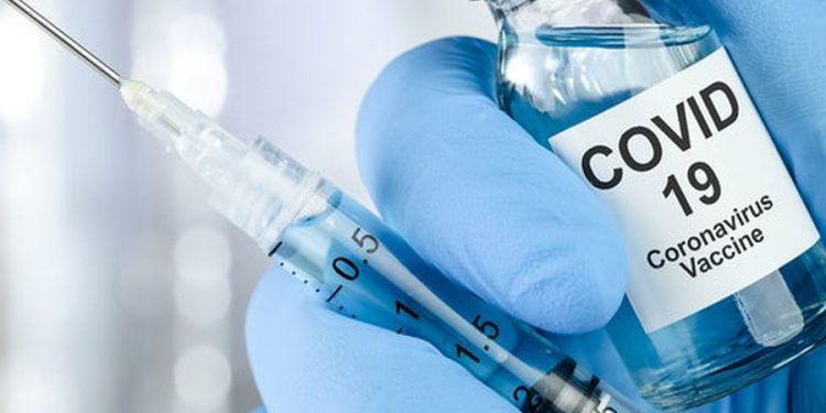 Vacuna COVID-19: infectólogo llama a la prudencia y enfatiza que antes de seis meses o un año es difícil que en Chile esté disponible una en forma masiva