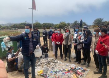 Viña del Mar: hacen llamado a no dejar mascarillas y guantes en la arena de las playas