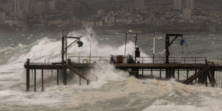 En los últimos 10 años: 18 mil horas de cierres de puertos han provocado las marejadas en Chile