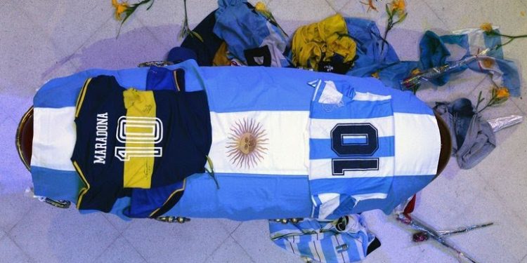 Miles de personas entregan el último adiós a Maradona en la Casa Rosada