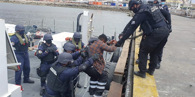 Banda transnacional dedicada al tráfico de drogas vía marítima es desbaratada tras ser sorprendida con más de media tonelada de cocaína