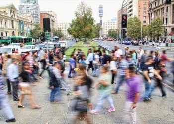 Encuesta Criteria: 70% de los chilenos valora la diversidad como un gran aporte al debate público nacional