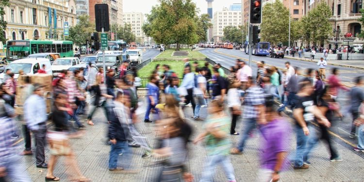 Encuesta Criteria: 70% de los chilenos valora la diversidad como un gran aporte al debate público nacional