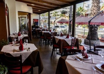 Restaurantes ahora podrán atender a clientes en su interior en comunas en fase 3 luego de cambio de criterio del Gobierno