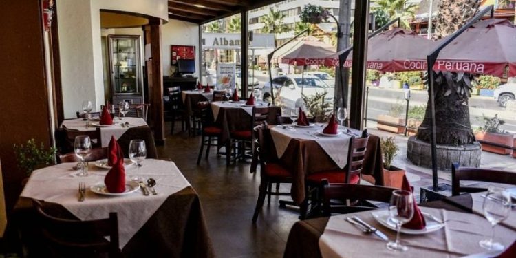 Restaurantes ahora podrán atender a clientes en su interior en comunas en fase 3 luego de cambio de criterio del Gobierno