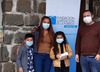 Niños y niñas de campamentos de San Antonio reciben tablets y becas de Internet