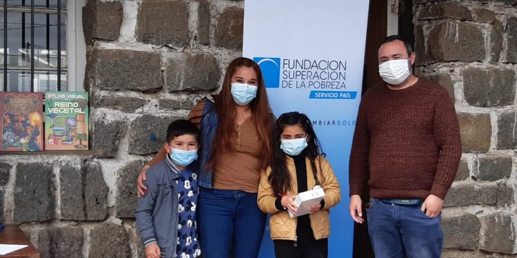 Niños y niñas de campamentos de San Antonio reciben tablets y becas de Internet