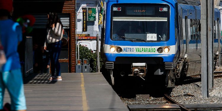 Reestructuración administrativa de Metro Valparaíso y su centralización en Santiago es vista como «una falta de respeto para la región»