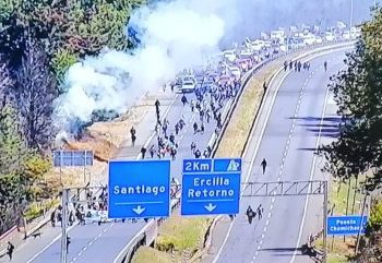 Comuneros realizan marcha por la Ruta 5 Sur al cumplirse dos años de la muerte de Camilo Catrillanca