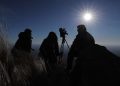 Advierten que observar el eclipse junto al mar o bajo efectos de las drogas aumenta el riesgo de daño ocular