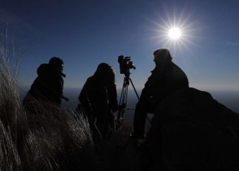 Advierten que observar el eclipse junto al mar o bajo efectos de las drogas aumenta el riesgo de daño ocular