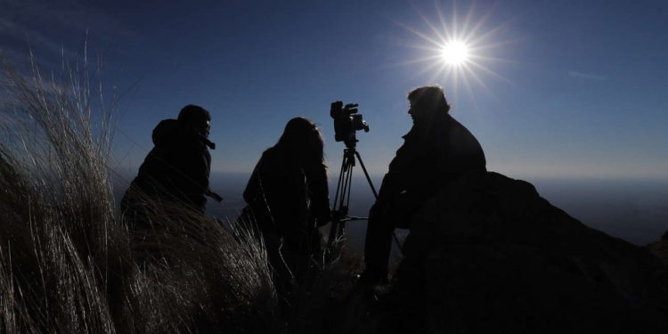 Advierten que observar el eclipse junto al mar o bajo efectos de las drogas aumenta el riesgo de daño ocular