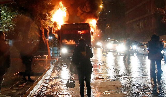 Piden al Gobierno dar urgencia a proyecto que sanciona el vandalismo en el transporte público