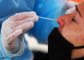 Infectólogo advierte que la reinfección por COVID-19 puede complicar aún más el manejo y control de la pandemia