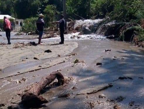 Desborde de canal de regadío deja cerca de una veintena de casas inundadas en Panquehue