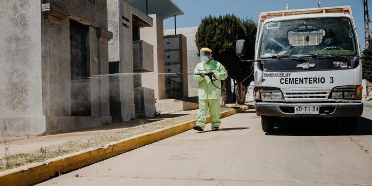 Pandemia: cementerios de Valparaíso cuentan con camión sanitizador para proteger a sus visitantes