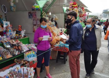 En Valparaíso equipos de Salud Municipal aplican búsqueda activa de casos COVID-19 y acciones socioeducativas en ferias navideñas