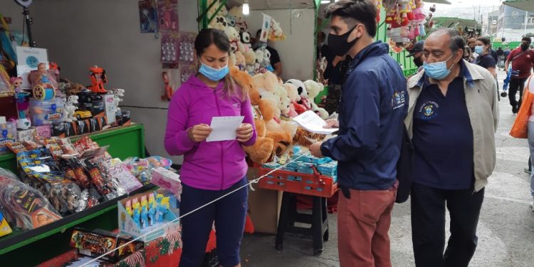 En Valparaíso equipos de Salud Municipal aplican búsqueda activa de casos COVID-19 y acciones socioeducativas en ferias navideñas
