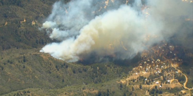 Declaran Alerta Roja para Valparaíso por incendio forestal en lugar de difícil acceso en Laguna Verde