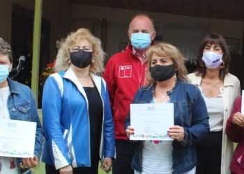 Bono de emergencia para floricultoras comenzó a ser entregado en Hijuelas