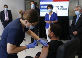 Más de 4800 funcionarios de la salud han sido vacunados en Chile contra el COVID-19