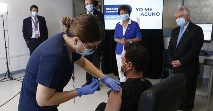 Más de 4800 funcionarios de la salud han sido vacunados en Chile contra el COVID-19