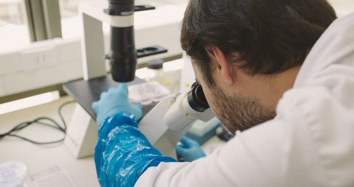 Cepa británica de COVID-19 ya está en Chile: se trata de mujer que llegó desde Madrid