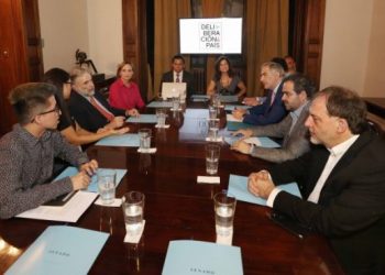 Con la participación de más de 400 chilenos y chilenas lanzan iniciativa Deliberación País