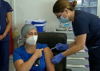 Pfizer: técnico en enfermería fue la primera persona vacunada contra el COVID-19 en Chile