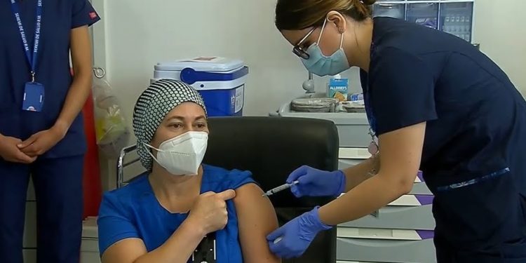 Pfizer: técnico en enfermería fue la primera persona vacunada contra el COVID-19 en Chile