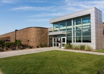 Estudiantes chilenos demandaron a institución educativa de EE.UU. por explotación laboral durante programa de intercambio