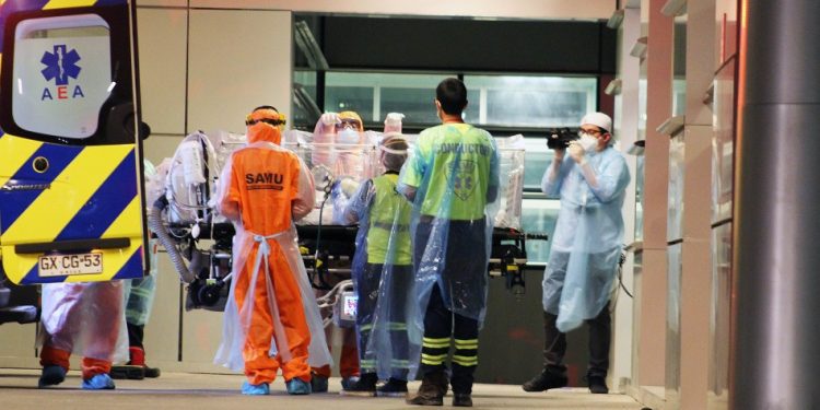 COVID-19: positividad sube y especialista advierte que cifra de contagios se asemeja al peor momento de la pandemia