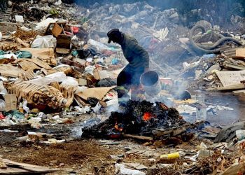 Peligrosa quema de basura y pastizales en el camino viejo a Cartagena es detectada por Conaf