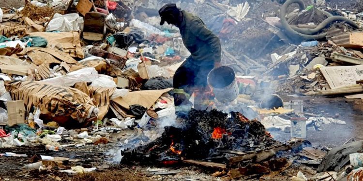 Peligrosa quema de basura y pastizales en el camino viejo a Cartagena es detectada por Conaf