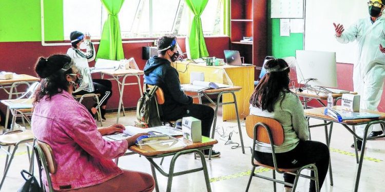 Diputado Díaz critica anuncio de regreso a clases presenciales: “Es inentendible la porfía del ministro de Educación”