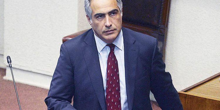 Crisis en RN: Francisco Chahuán congela su militancia y baja su precandidatura presidencial