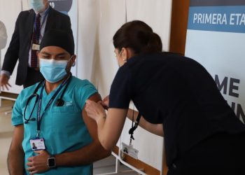Comenzó vacunación contra el COVID-19 en Valparaíso: los primeros funcionarios fueron dos hermanos de la UCI del Hospital Van Buren
