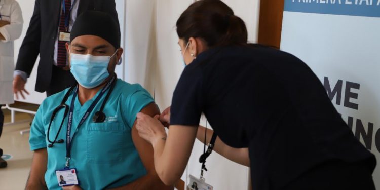 Comenzó vacunación contra el COVID-19 en Valparaíso: los primeros funcionarios fueron dos hermanos de la UCI del Hospital Van Buren