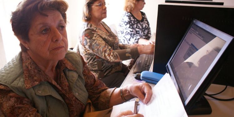 Proyecto de radioteatro de la UPLA es protagonizado por adultos mayores