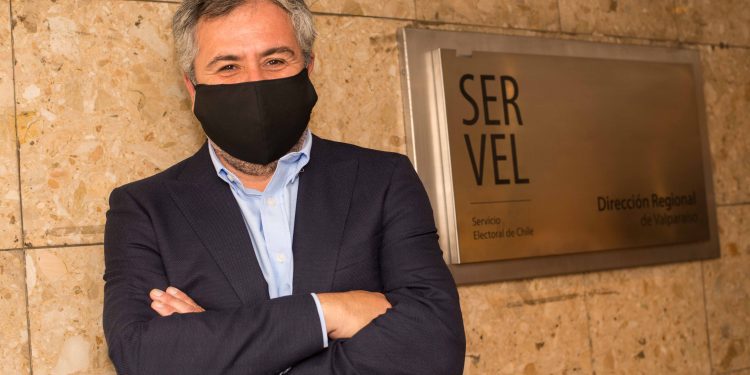 Concejal Claudio Reyes inscribió su candidatura a la Alcaldía de Valparaíso