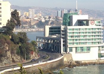 Con sello de alta fricción reforzarán seguridad vial en curvas de avenida La Marina en Viña del Mar