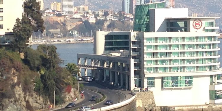 Con sello de alta fricción reforzarán seguridad vial en curvas de avenida La Marina en Viña del Mar