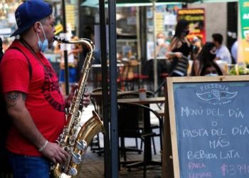 Gobierno recula: prohibición de música en bares y restoranes será solo «una recomendación»